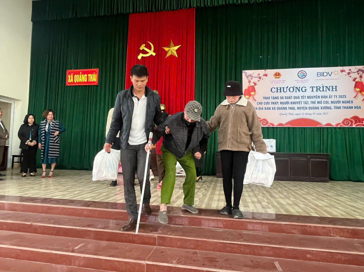 BIDV Chi nhánh Sở giao dịch 1 trao 600 suất quà tết cho người dân có hoàn cảnh đặc biệt khó khăn tại huyện Quảng Xương