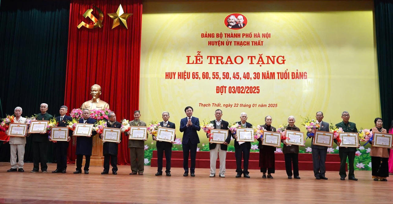 Huyện ủy Thạch Thất tổ chức Lễ trao tặng Huy hiệu Đảng đợt 3/2 năm 2025