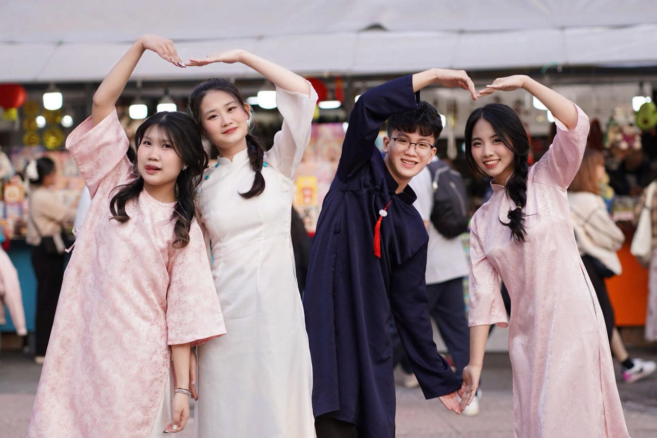 Gen Z đón Tết: Quen mà lạ