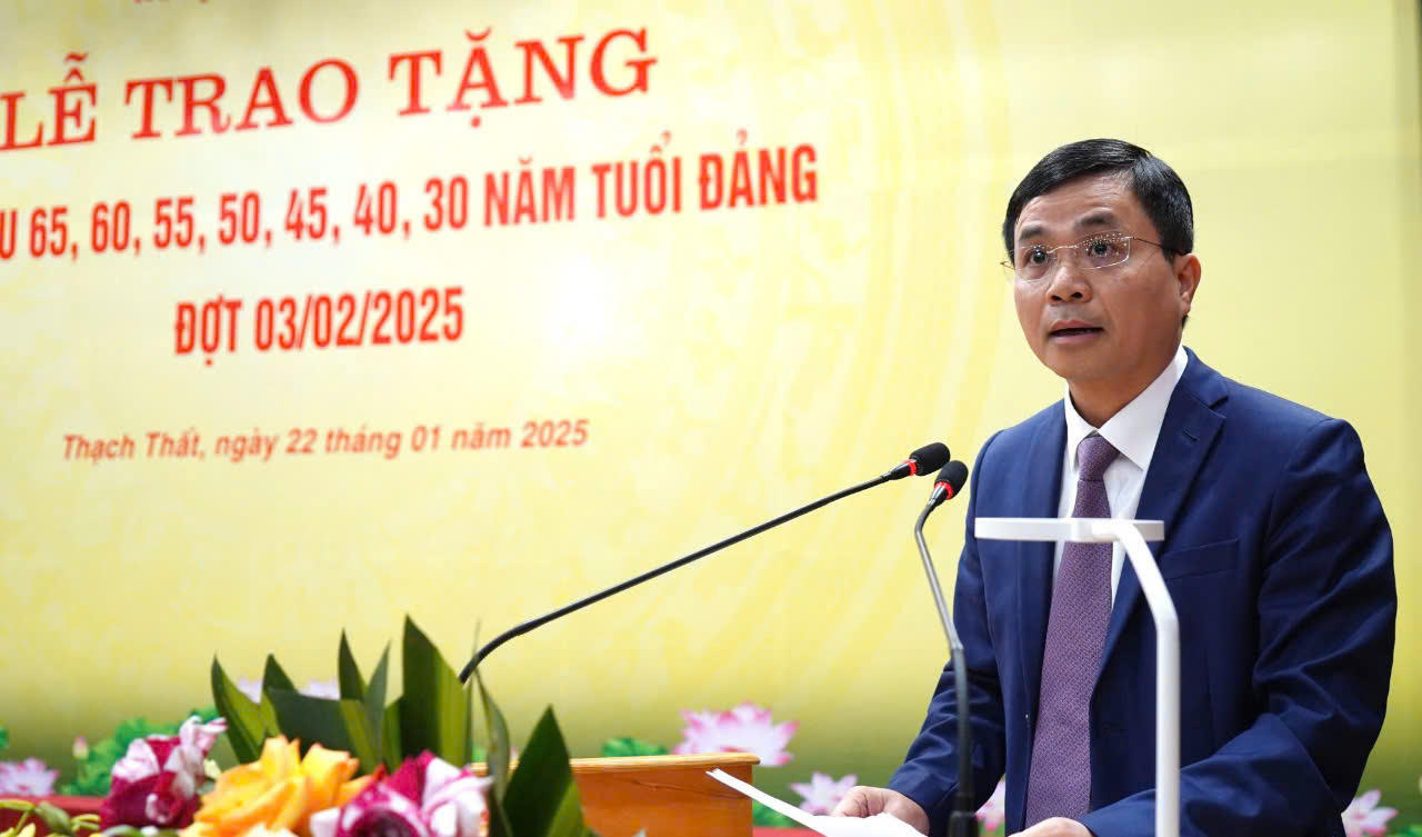 Huyện ủy Thạch Thất tổ chức Lễ trao tặng Huy hiệu Đảng đợt 3/2 năm 2025