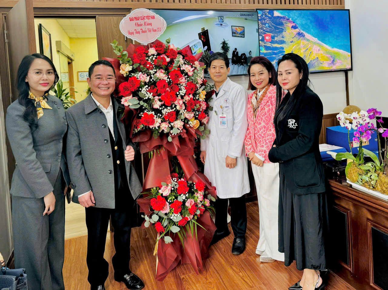 Tổng biên tập Báo Pháp luật Việt Nam chúc mừng các y, bác sĩ nhân kỷ niệm 70 năm Ngày Thầy thuốc Việt Nam