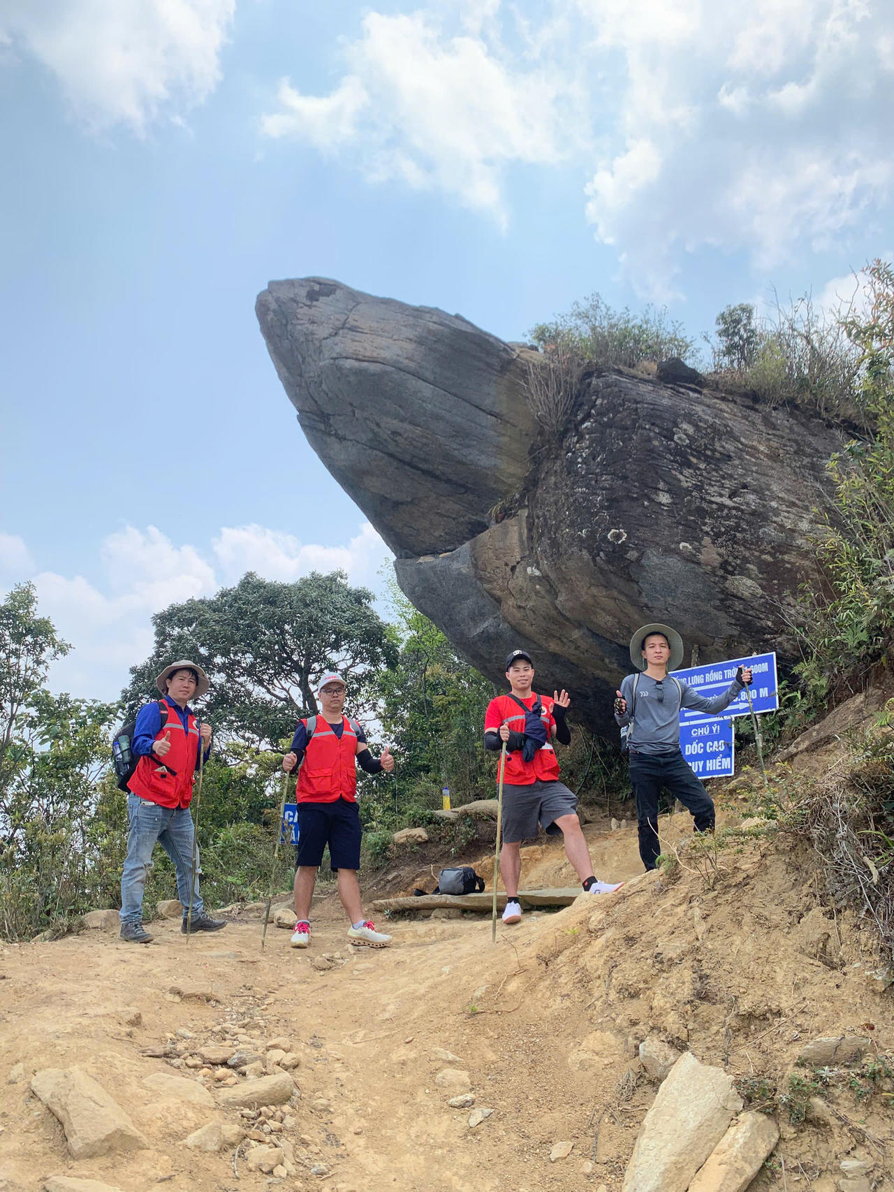 100 nhà báo đã tới Trạm Tấu chuẩn bị cho hành trình chinh phục đỉnh Tà Xùa