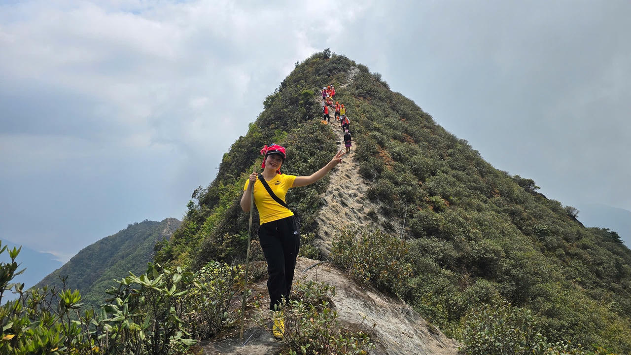 "Vận động viên đặc biệt" của Giải leo núi "Bước chân trên mây" mặc áo dài Việt Nam chinh phục đỉnh Tà Xùa
