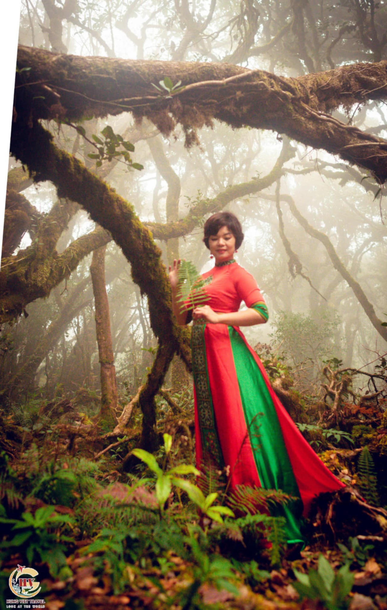 "Vận động viên đặc biệt" của Giải leo núi "Bước chân trên mây" mặc áo dài Việt Nam chinh phục đỉnh Tà Xùa