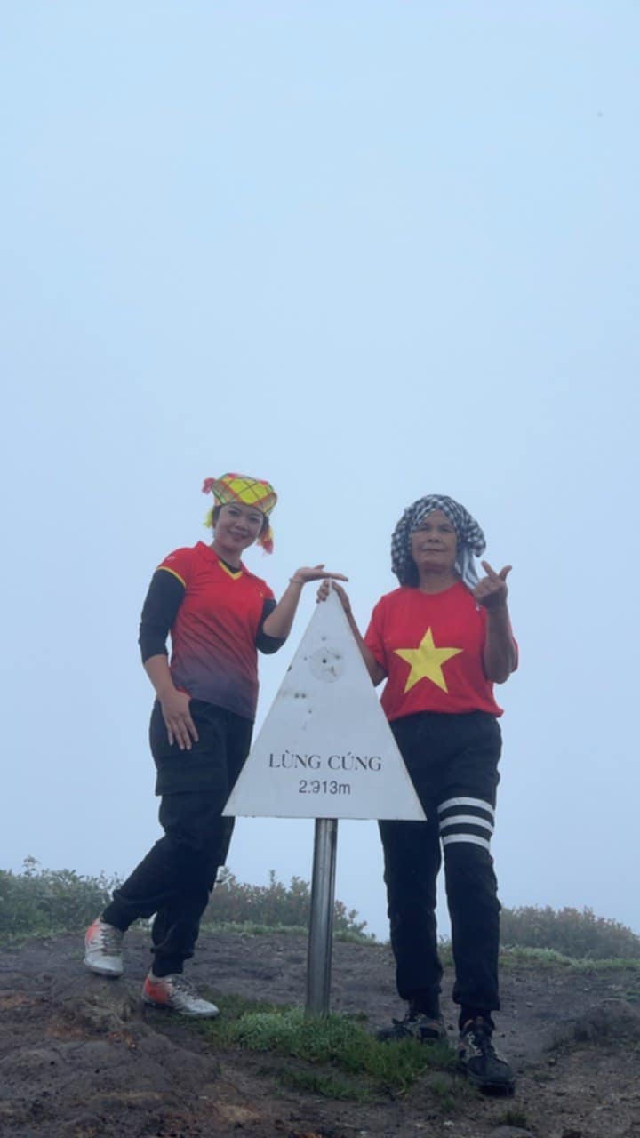 "Vận động viên đặc biệt" của Giải leo núi "Bước chân trên mây" mặc áo dài Việt Nam chinh phục đỉnh Tà Xùa