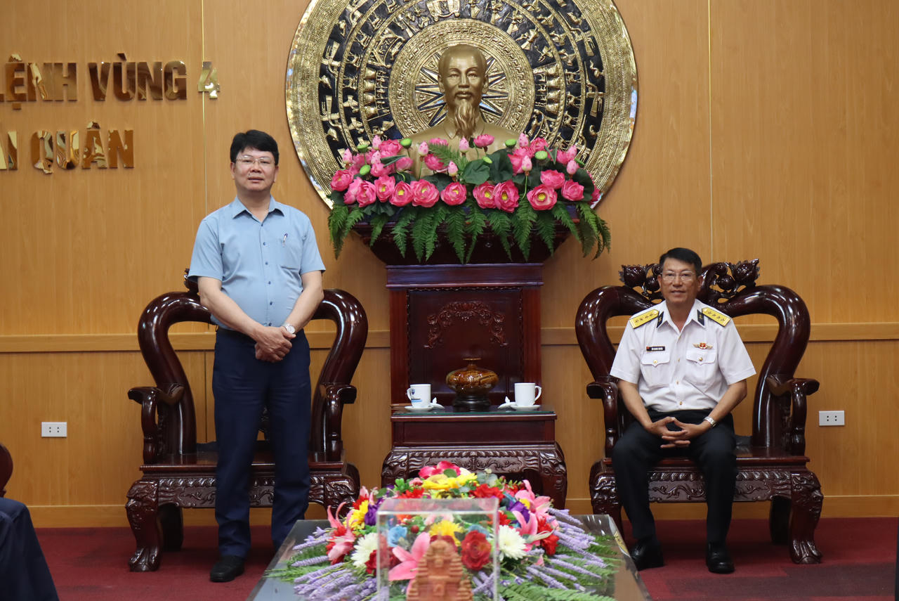 Đoàn công tác của Bộ Tư pháp tới thăm Bộ Tư lệnh vùng 4 Hải quân và Chi Đội kiểm ngư số 4