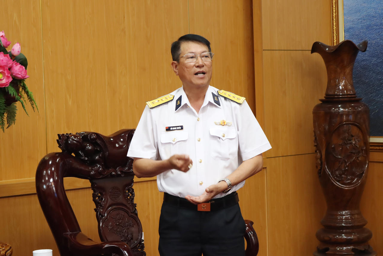 Đoàn công tác của Bộ Tư pháp tới thăm Bộ Tư lệnh vùng 4 Hải quân và Chi Đội kiểm ngư số 4