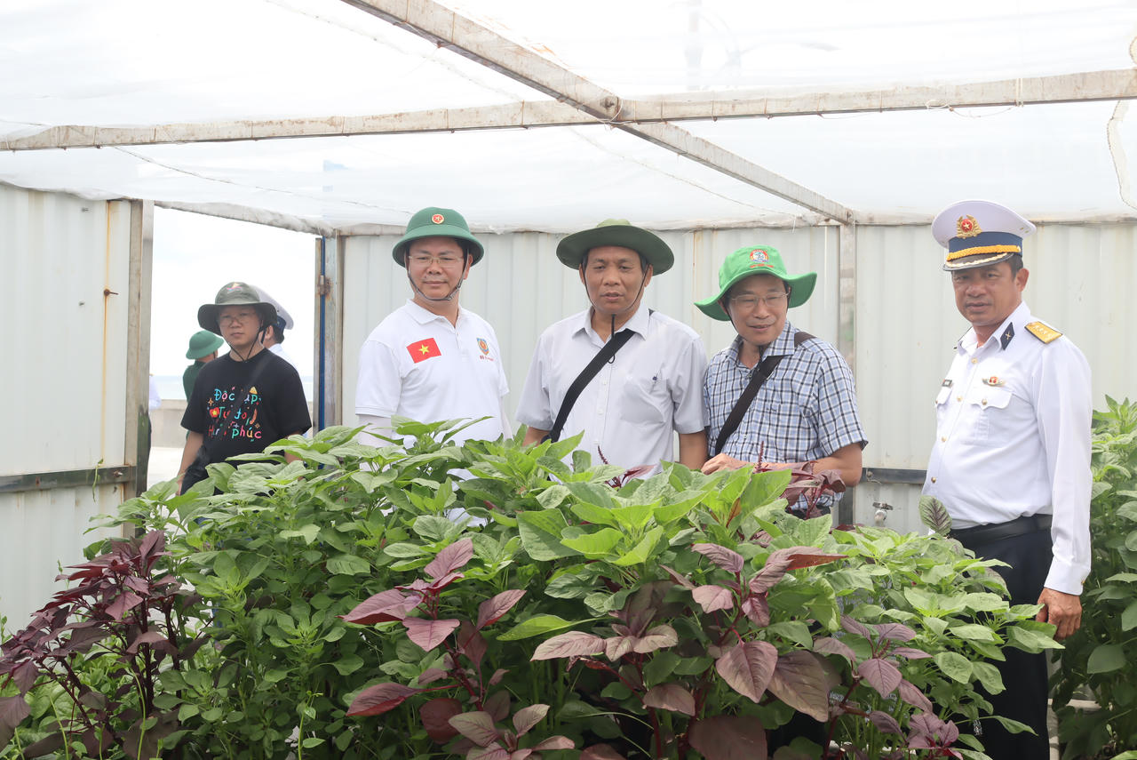 Đoàn công tác Bộ Tư pháp hoàn thành tốt đẹp chuyến thăm Trường Sa