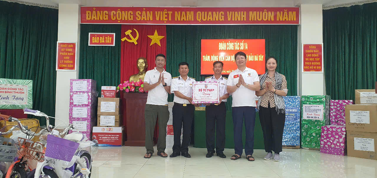 Đoàn công tác Bộ Tư pháp hoàn thành tốt đẹp chuyến thăm Trường Sa