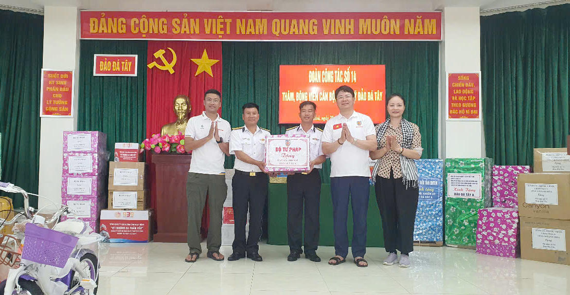 Mang hơi ấm đất liền tới biển đảo quê hương