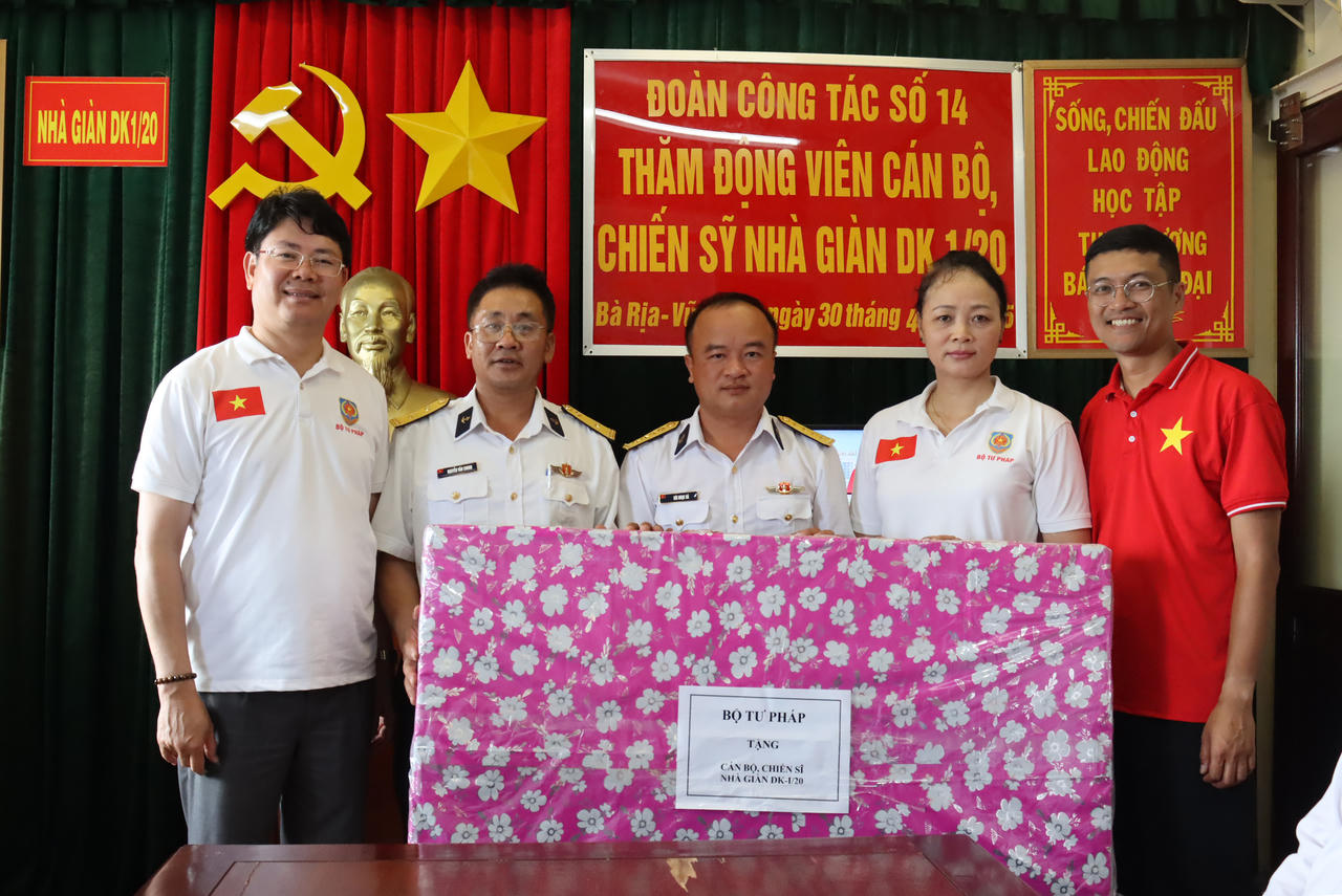 Mang hơi ấm đất liền tới biển đảo quê hương