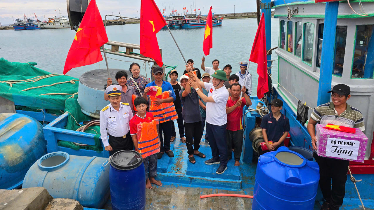 Đoàn công tác của Bộ Tư pháp tham dự Lễ kỷ niệm 50 năm Ngày Giải phóng quần đảo Trường Sa