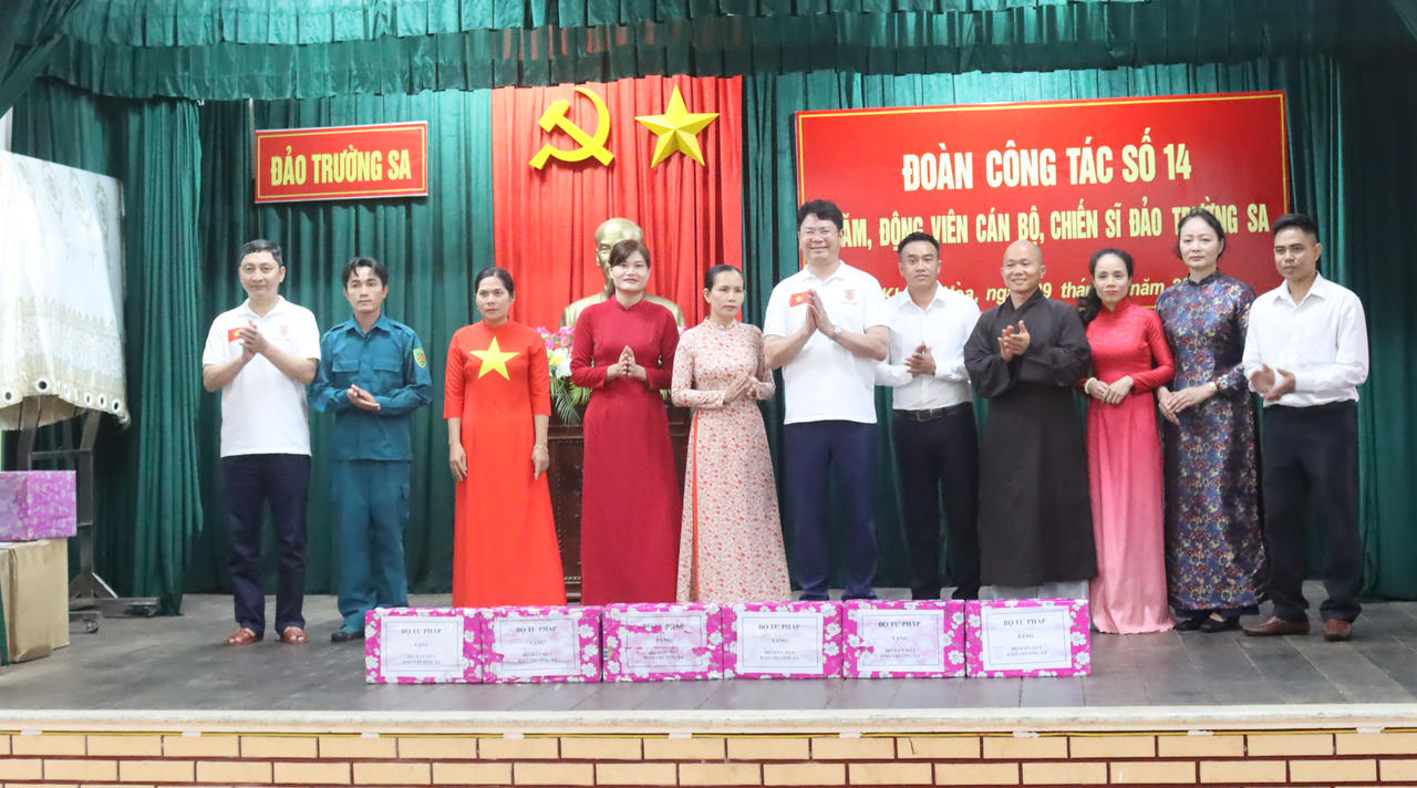 Đoàn công tác của Bộ Tư pháp tham dự Lễ kỷ niệm 50 năm Ngày Giải phóng quần đảo Trường Sa