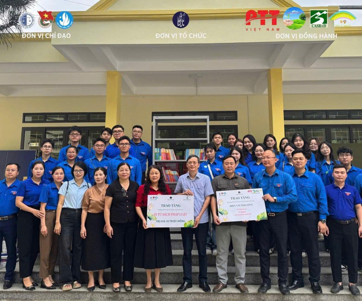 Đại học Luật Hà Nội xây cầu dân sinh, tặng tủ sách pháp luật cho bà con vùng cao