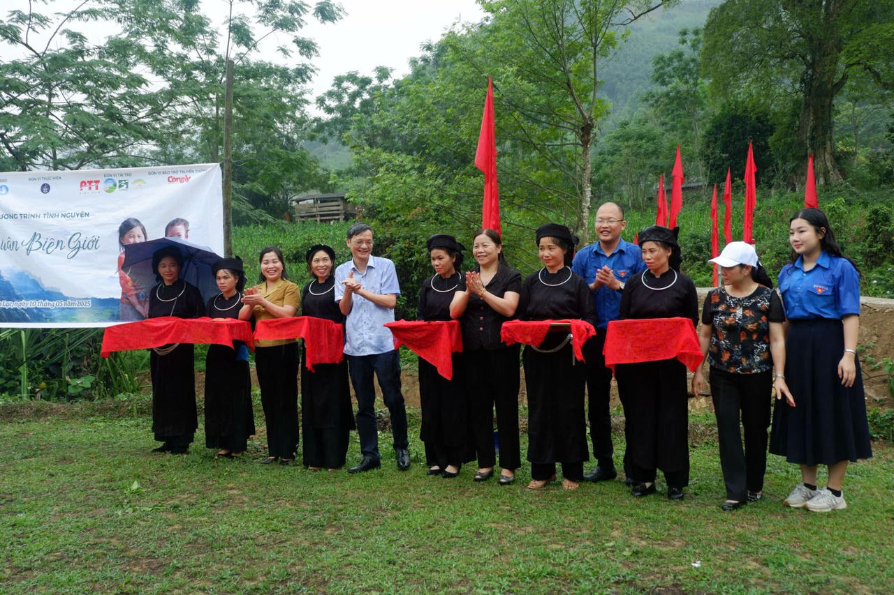 Đại học Luật Hà Nội xây cầu dân sinh, tặng tủ sách pháp luật cho bà con vùng cao