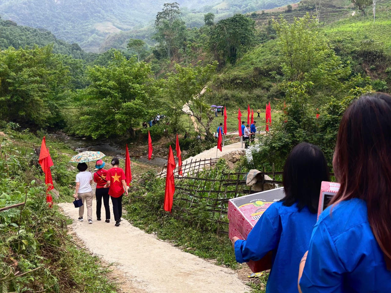 Đại học Luật Hà Nội xây cầu dân sinh, tặng tủ sách pháp luật cho bà con vùng cao