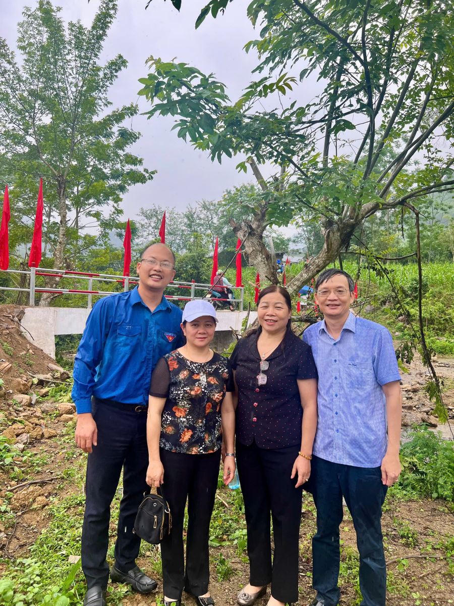 Đại học Luật Hà Nội xây cầu dân sinh, tặng tủ sách pháp luật cho bà con vùng cao