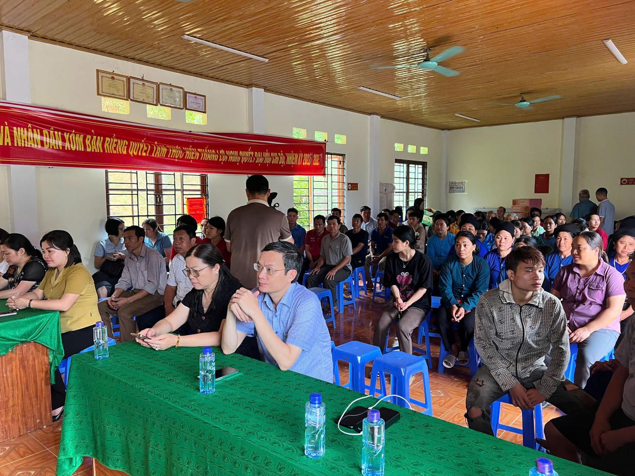 Đại học Luật Hà Nội xây cầu dân sinh, tặng tủ sách pháp luật cho bà con vùng cao