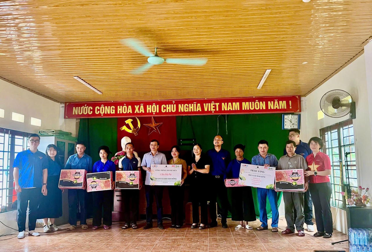 Đại học Luật Hà Nội xây cầu dân sinh, tặng tủ sách pháp luật cho bà con vùng cao