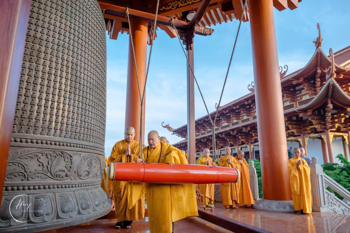 Hơn 18.000 ngôi chùa khắp cả nước đồng loạt ngân vang tiếng chuông cầu nguyện quốc thái dân an