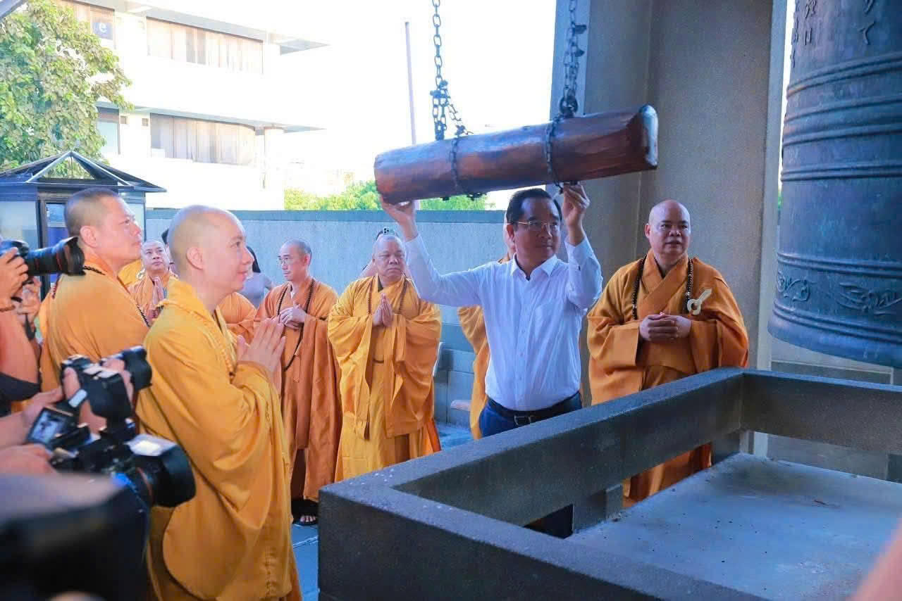 Hơn 18.000 ngôi chùa khắp cả nước đồng loạt ngân vang tiếng chuông cầu nguyện quốc thái dân an