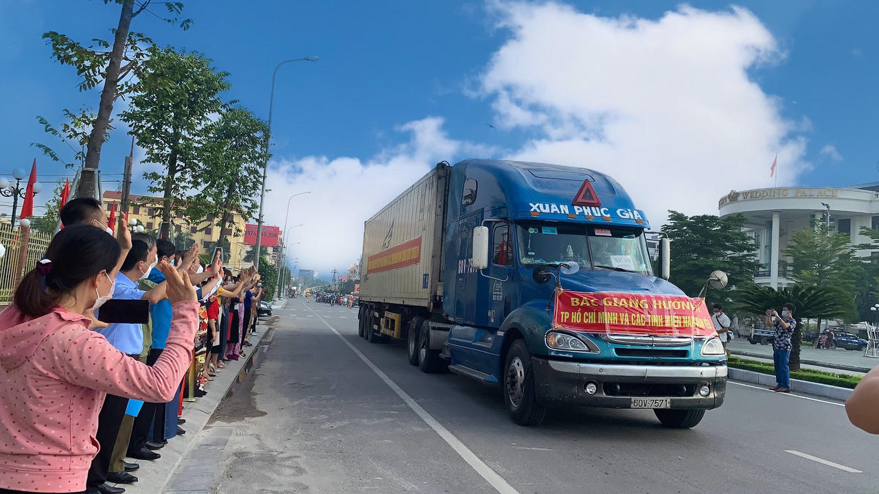 170 tấn hàng nghĩa tình của Đảng Bộ, chính quyền và nhân dân Bắc Giang hướng về Miền Nam