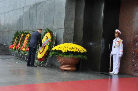 Người dân cả nước và bạn bè quốc tế vào Lăng viếng Bác nhân dịp kỷ niệm 124 năm ngày sinh Chủ tịch Hồ Chí Minh