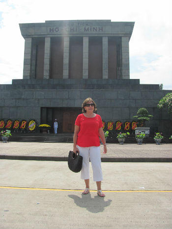 Người dân cả nước và bạn bè quốc tế vào Lăng viếng Bác nhân dịp kỷ niệm 124 năm ngày sinh Chủ tịch Hồ Chí Minh