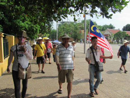 Người dân cả nước và bạn bè quốc tế vào Lăng viếng Bác nhân dịp kỷ niệm 124 năm ngày sinh Chủ tịch Hồ Chí Minh