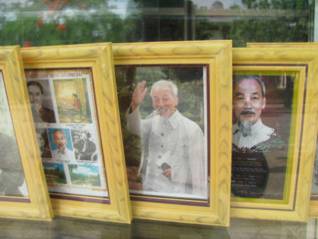 Người dân cả nước và bạn bè quốc tế vào Lăng viếng Bác nhân dịp kỷ niệm 124 năm ngày sinh Chủ tịch Hồ Chí Minh