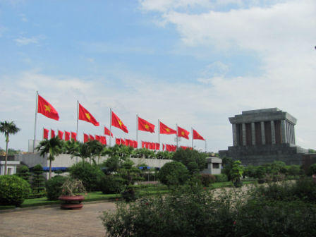 Người dân cả nước và bạn bè quốc tế vào Lăng viếng Bác nhân dịp kỷ niệm 124 năm ngày sinh Chủ tịch Hồ Chí Minh