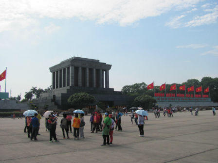 Người dân cả nước và bạn bè quốc tế vào Lăng viếng Bác nhân dịp kỷ niệm 124 năm ngày sinh Chủ tịch Hồ Chí Minh