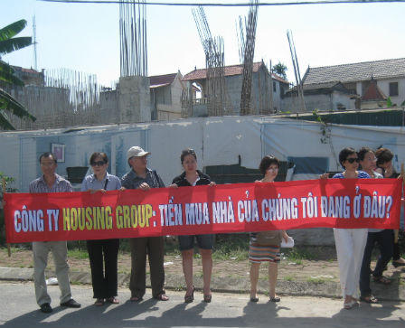 “Housing Group: Tiền mua nhà của chúng tôi đang ở đâu“?