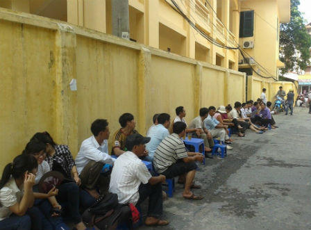 Con thi Đại học còn bố mẹ mòn mỏi chờ đợi trong nắng nóng