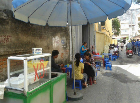 Con thi Đại học còn bố mẹ mòn mỏi chờ đợi trong nắng nóng