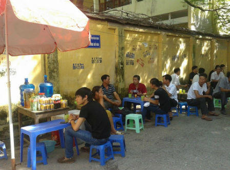 Con thi Đại học còn bố mẹ mòn mỏi chờ đợi trong nắng nóng