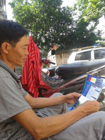 Con thi Đại học còn bố mẹ mòn mỏi chờ đợi trong nắng nóng