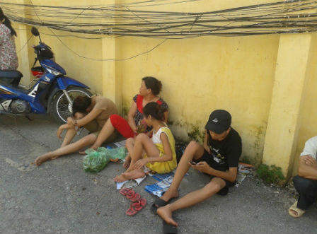 Con thi Đại học còn bố mẹ mòn mỏi chờ đợi trong nắng nóng