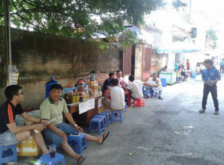 Con thi Đại học còn bố mẹ mòn mỏi chờ đợi trong nắng nóng