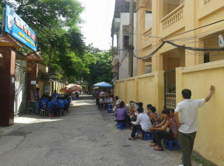 Con thi Đại học còn bố mẹ mòn mỏi chờ đợi trong nắng nóng