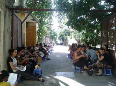 Con thi Đại học còn bố mẹ mòn mỏi chờ đợi trong nắng nóng