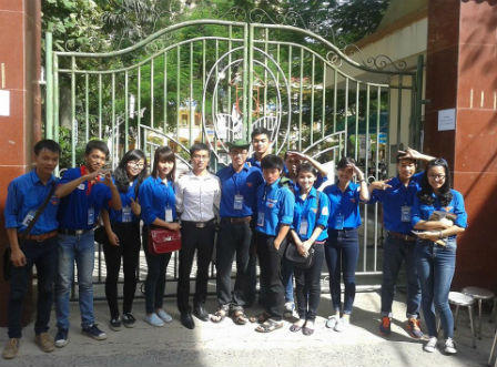 Con thi Đại học còn bố mẹ mòn mỏi chờ đợi trong nắng nóng