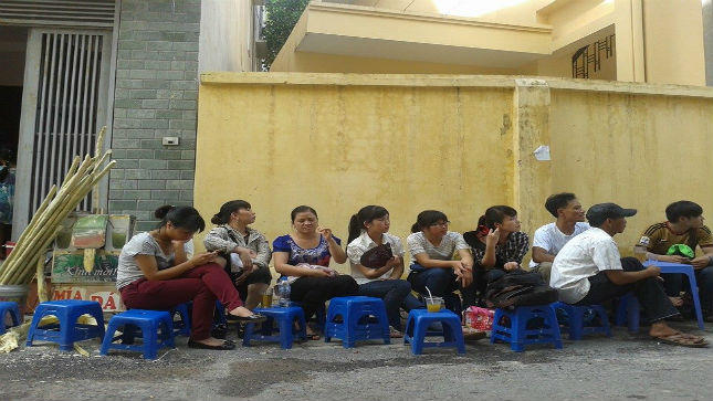 Con thi Đại học còn bố mẹ mòn mỏi chờ đợi trong nắng nóng