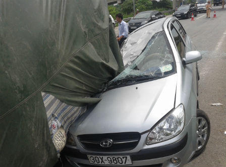 Phanh gấp, xe tải đè bẹp xe con