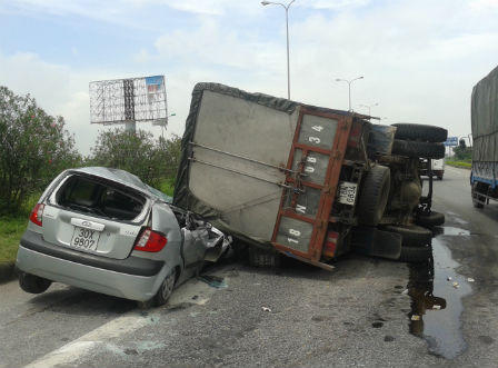 Phanh gấp, xe tải đè bẹp xe con