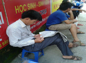 “Vật vờ” ngóng con thi Đại học