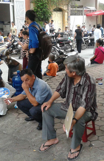 “Vật vờ” ngóng con thi Đại học