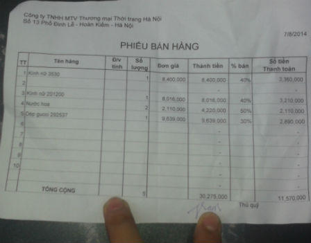 Chen lấn, xô đẩy để mua hàng hiệu giá rẻ