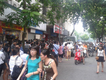 Chen lấn, xô đẩy để mua hàng hiệu giá rẻ