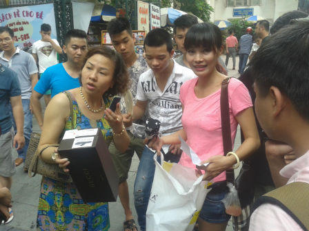 Chen lấn, xô đẩy để mua hàng hiệu giá rẻ